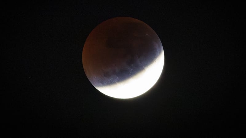 Po letech můžeme pozorovat úplné zatmění Měsíce. Bude delší, ale Slováci ho uvidí lépe