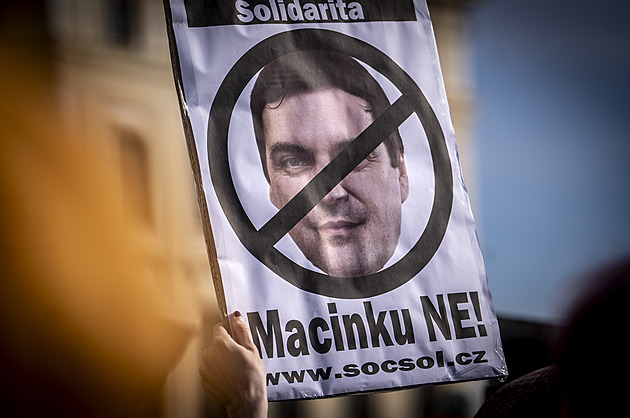 „Macinka není micinka.“ Lidé protestovali proti Motoristům na životním prostředí