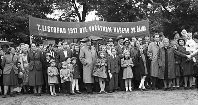 Jak se dříve slavil 28. říjen? Trik s Dnem znárodnění komunistům nevyšel