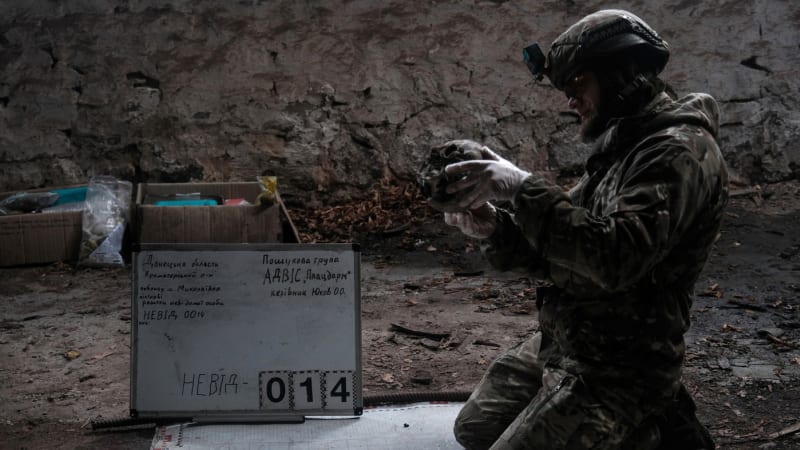 „Popadneš tělo a běžíš.“ Ukrajinská jednotka identifikuje padlé, rodinám dává smutnou jistotu