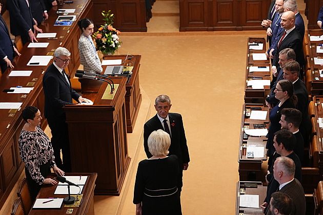 Poslanci skládají slib. 108 z nich má zvolit kandidáta SPD do čela Sněmovny