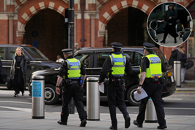Britská policie mohla útoku ve vlaku předejít. Muž s nožem řádil už o den dřív