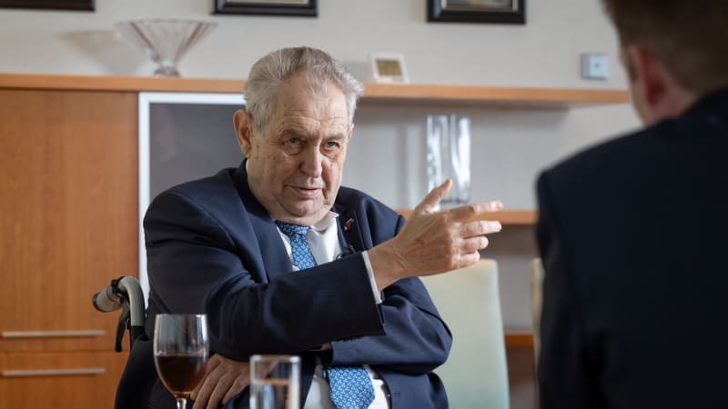 Zeman je po operaci. I nadále zůstane v nemocnici, popsala jeho zdravotní stav manželka