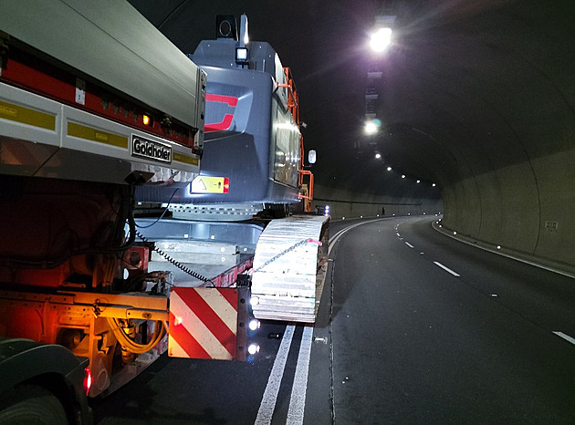 V tunelu se střetlo auto s nadměrným nákladem, dopravu brzdily i další nehody