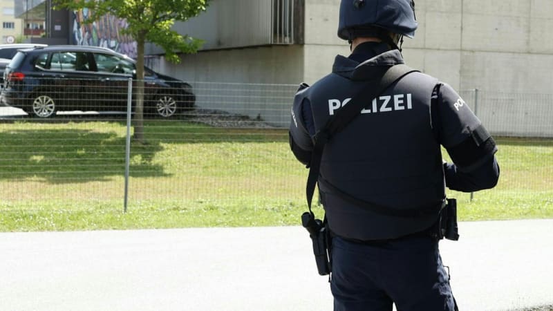 Brutální vražda politikova syna ve Vídni. Oběť shořela v luxusním automobilu