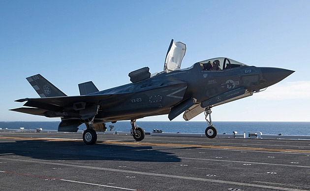 Britskému programu F-35 podlamují nohy úspory. Tvrdí to parlamentní komise