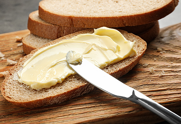 Máslo  je tak levné, že proděláváme, zní od obchodů. Pochází z rozmrazených rezerv?