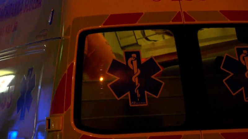 Řidič BMW na Nový rok blokoval houkající sanitku: Policie ho vyzývá, aby se sám přihlásil