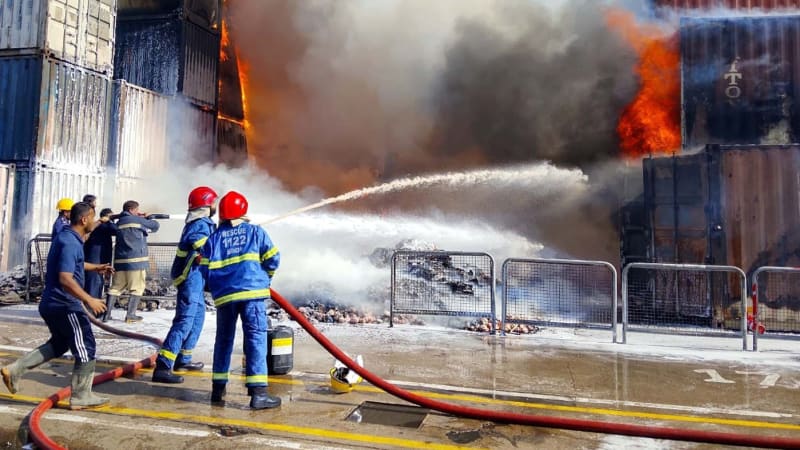 Drama u pobřeží Německa: Loď plnou elektromobilů zachvátily plameny. Stala se neovladatelnou