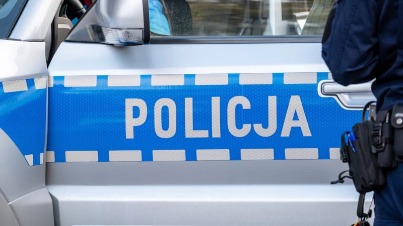 Elitní policista zabil čtyřletou dívku. Při útoku pobodal v Polsku několik členů vlastní rodiny