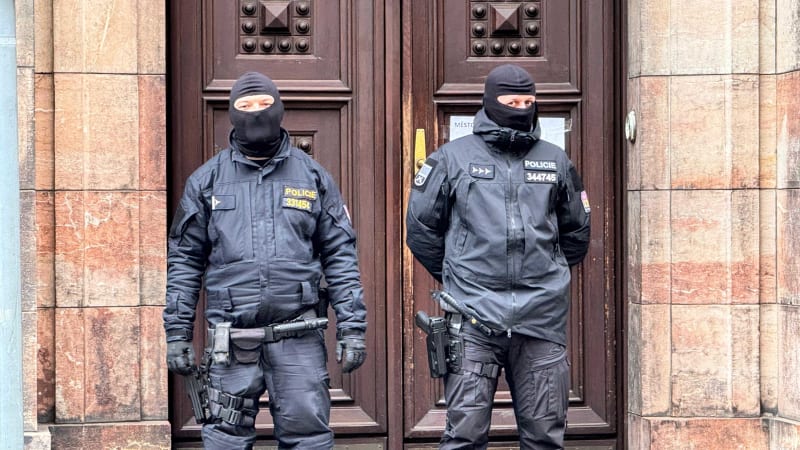 Razie na černošickém úřadě: Policie zadržela 16 lidí. Důvod zásahu zatím tají