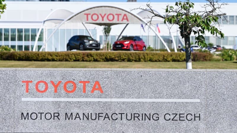 Neštěstí v kolínské automobilce: Pracovník nečekaně zkolaboval, v akci byl i vrtulník