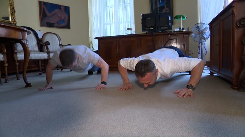 Poslanci si to rozdali v klicích, ukazuje video. Jak vážně myslí vláda výzvy ke sportování?