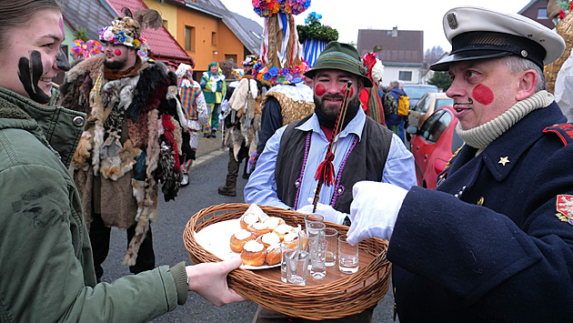 Slamák, ras i kašpárek. Maškary nachodí po vsi desítky kilometrů
