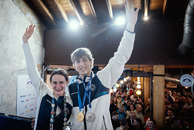 Pocta pro rychlobruslaře. Vlajku na zakončení her ponesou Jílek a Sáblíková