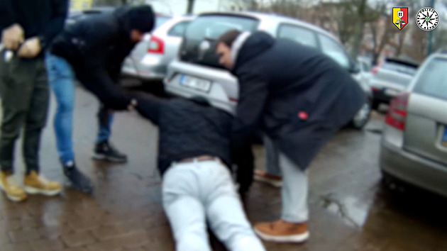 Zloděj vykrádal auta speciálním nástrojem. Poškození si nemuseli ničeho všimnout