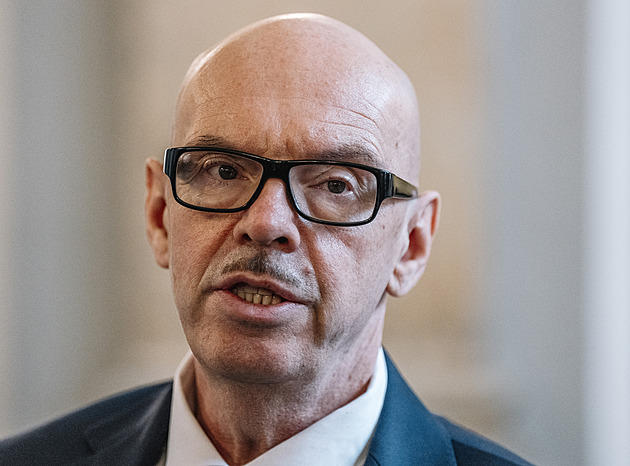 Ministr Klempíř měl autonehodu, je v nemocnici. Není mu nejlépe, řekl Šťastný