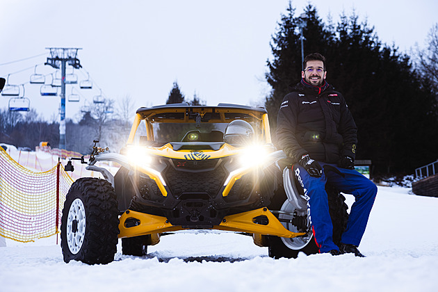 Z pouštních dun na zmrzlou sjezdovku. Macík se řítil po Monínci v bugině