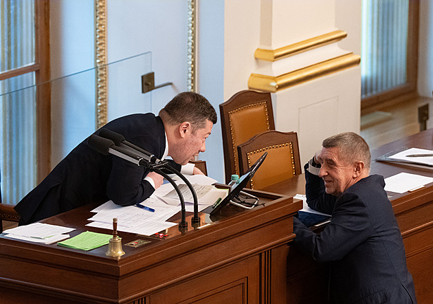 Poslanci hlasují o vydání Babiše a Okamury ke stíhání. Debata trvala deset hodin