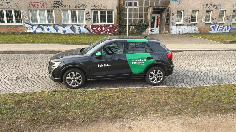 Poplach ve Vršovicích: Policisté objevili v autě granát a neznámou látku