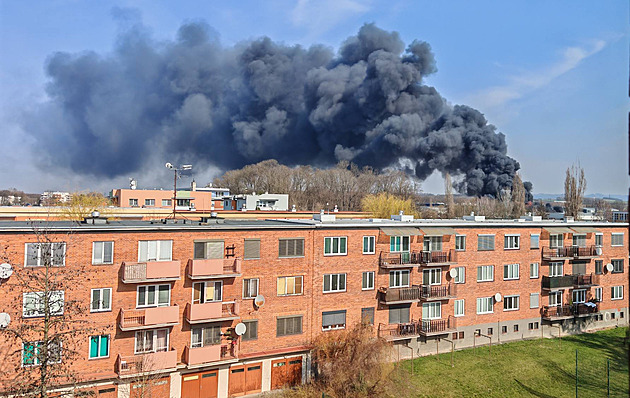 Černý kouř nad Otrokovicemi. V areálu firmy Toma hoří materiál pod střechou