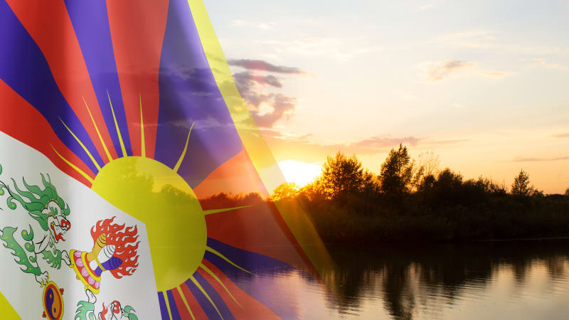 Stovky měst, škol a úřadů vyvěsily vlajku na podporu Tibetu. Čína ho okupuje už od roku 1950