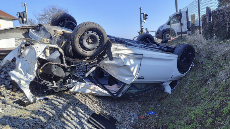 Vlak smetl osobní auto u Chrudimi. Naráz vůz odmrštil do příkopu, řidičku ošetřili hasiči