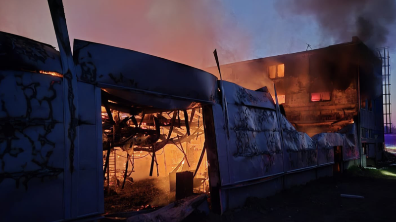 Velký požár v Pardubicích: Hořela skladovací hala, vše se dle hasičů obešlo bez zranění