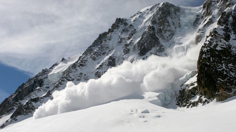 Tragédie v Alpách: Lavina smetla na 20 lidí, dva lyžaře zabila. Do akce vzlétly vrtulníky