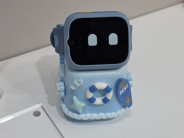 Domácí miláček. Hodinky se posadí na robota a ten se umí pěkně otáčet