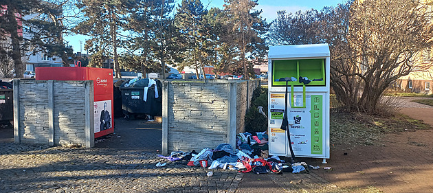 Sběr textilu ve městě selhal. Radní mění firmu kvůli nepořádku a rezignaci nad vývozem