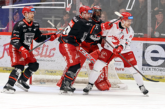 ONLINE: Třinec znovu dotahuje Hradec, Liberec přidává ve Varech druhý gól