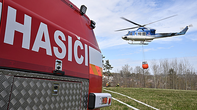 Na Jihlavsku hořelo dvacet hektarů lesa, vodu shazoval i vrtulník