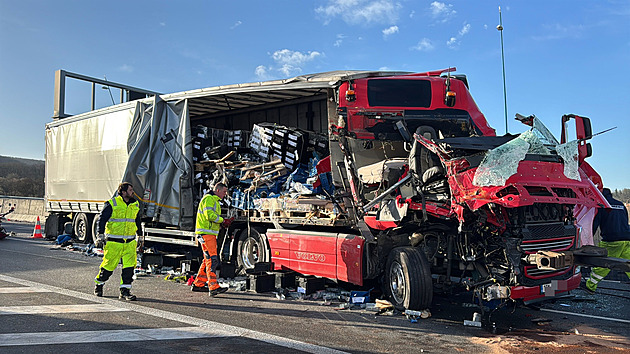 Nehoda komplikovala provoz na Pražském okruhu, náklaďák boural do šipky silničářů