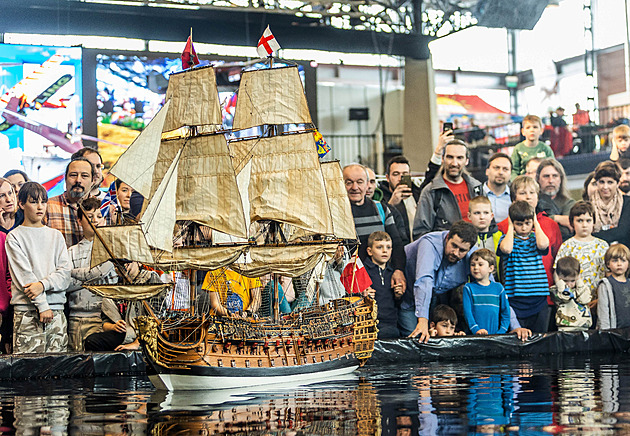 Mašinky, námořní bitvy i letadla. Olomouckou Floru ovládají modeláři