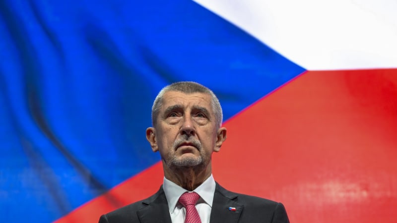 Ostuda Úřadu vlády? Vytřeli jste s vlajkou podlahu, reagují kritici na kontroverzní video