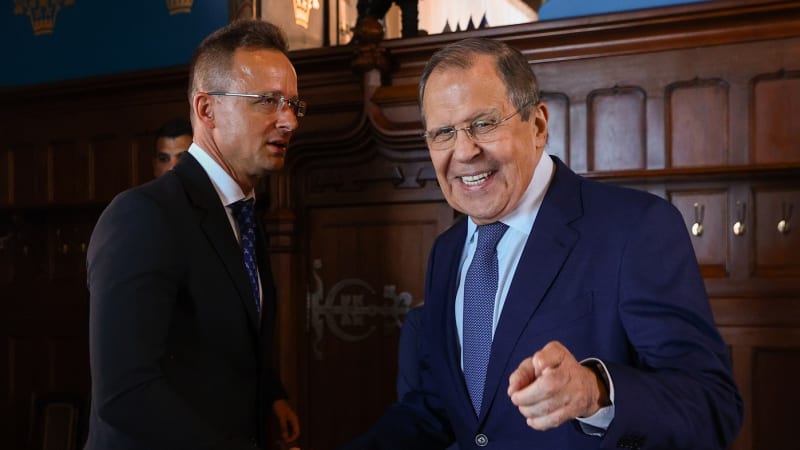 Pomoc oligarchovi i urážky lídrů EU. Co odhalily uniklé hovory Lavrova a Szijjárta?