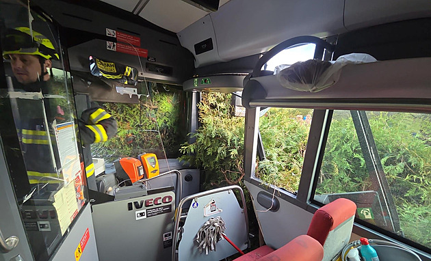 Na Příbramsku havaroval autobus. Narazil do plotu, nešly otevřít dveře