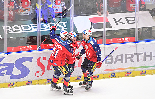 ONLINE: Tourigny podruhé a Pardubice odskakují Spartě. Třinec vede s Vary