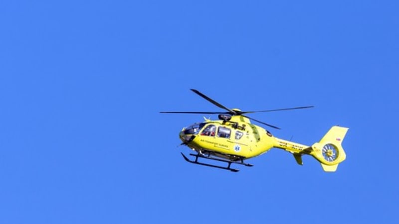 Střet auta s vlakem na Českokrumlovsku: Na místo letí vrtulník, 45 cestujících je evakuováno