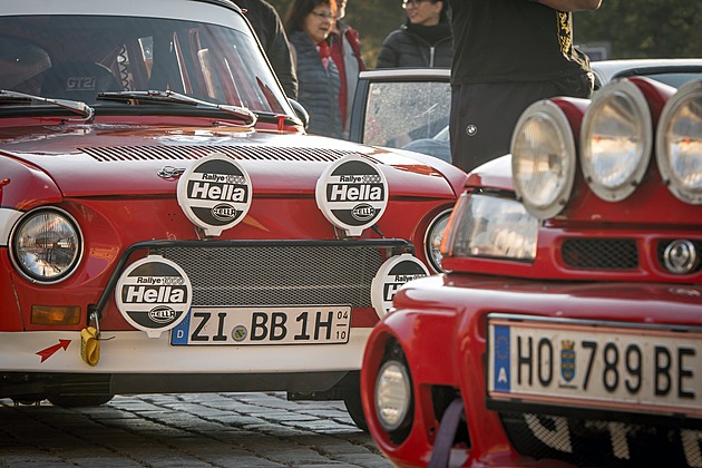 Veteránská rally odstartovala z Pražského hradu, 160 aut frčí Českem