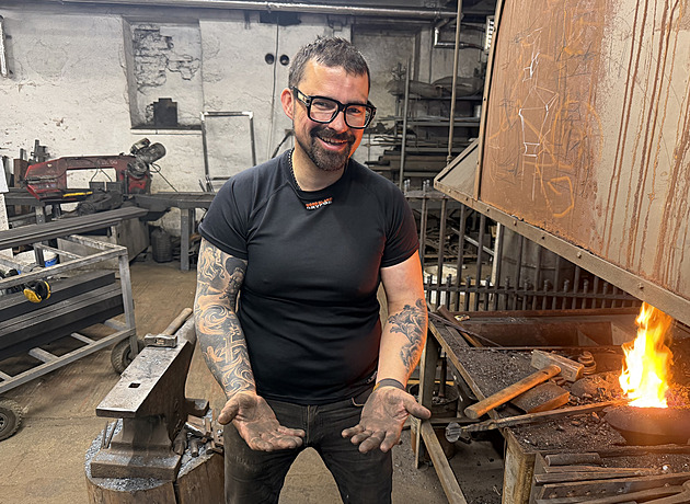 Řemeslo, které bolí, ale má duši. Umělecký kovář o práci i životě s kovem