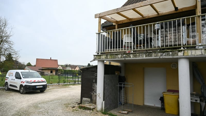 Muž ve Francii rok a půl věznil malého syna v dodávce. Zachránil ho všímavý soused 