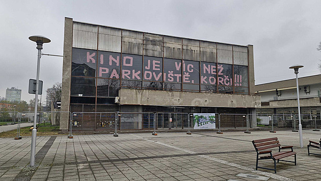 Místo kina bude parkoviště. Na bourané budově se objevil obří vzkaz primátorovi