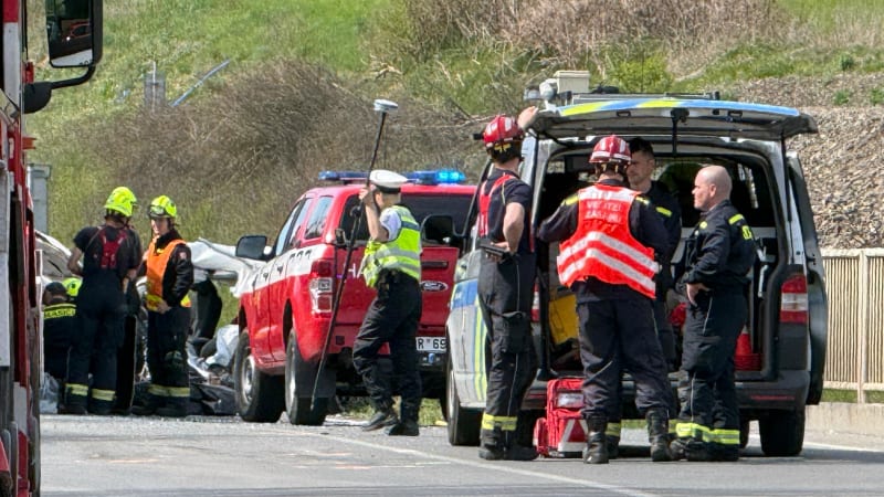 Tragická nehoda hasičů na Berounsku: Spěchali k zásahu a střetli se s autem. Jeho řidič zemřel