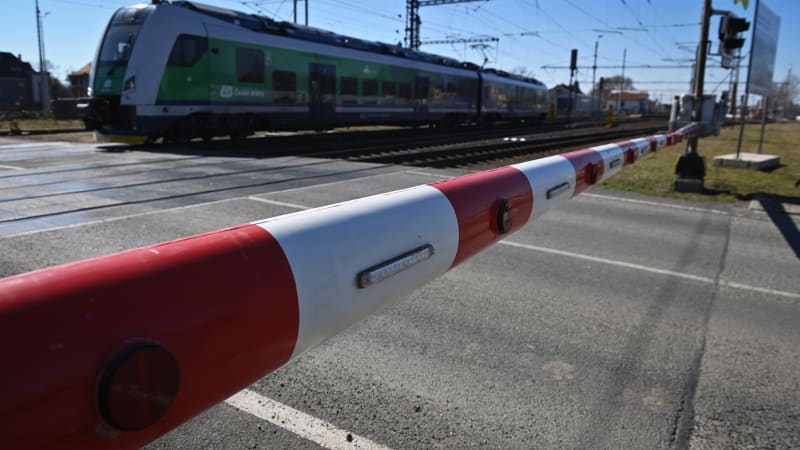 Centimetry od tragédie: Kamion uvízl na pardubickém přejezdu. Výstrahu ignoroval, ukazuje video