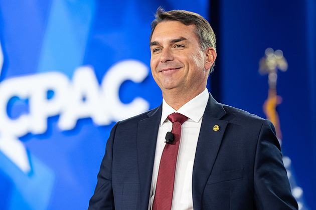 Jako vejce vejci. Po výhře dostanu otce z vězení, netají se Bolsonaro junior