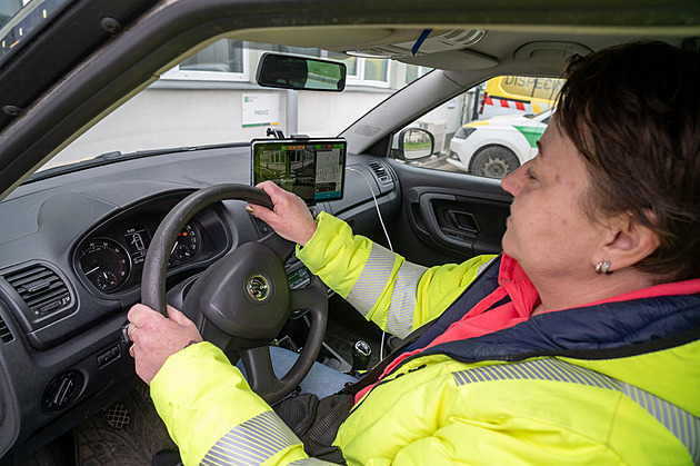 Zlín vybírá více pokut za parkování. Nepoctivce odhalí auto s kamerami