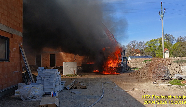 Řidič zavadil ramenem domíchávače o dráty elektrického vedení, náklaďák shořel