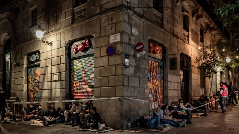 Migranti vzali útokem španělské úřady kvůli dekretu. Velezrada špinavého premiéra, běsní Musk